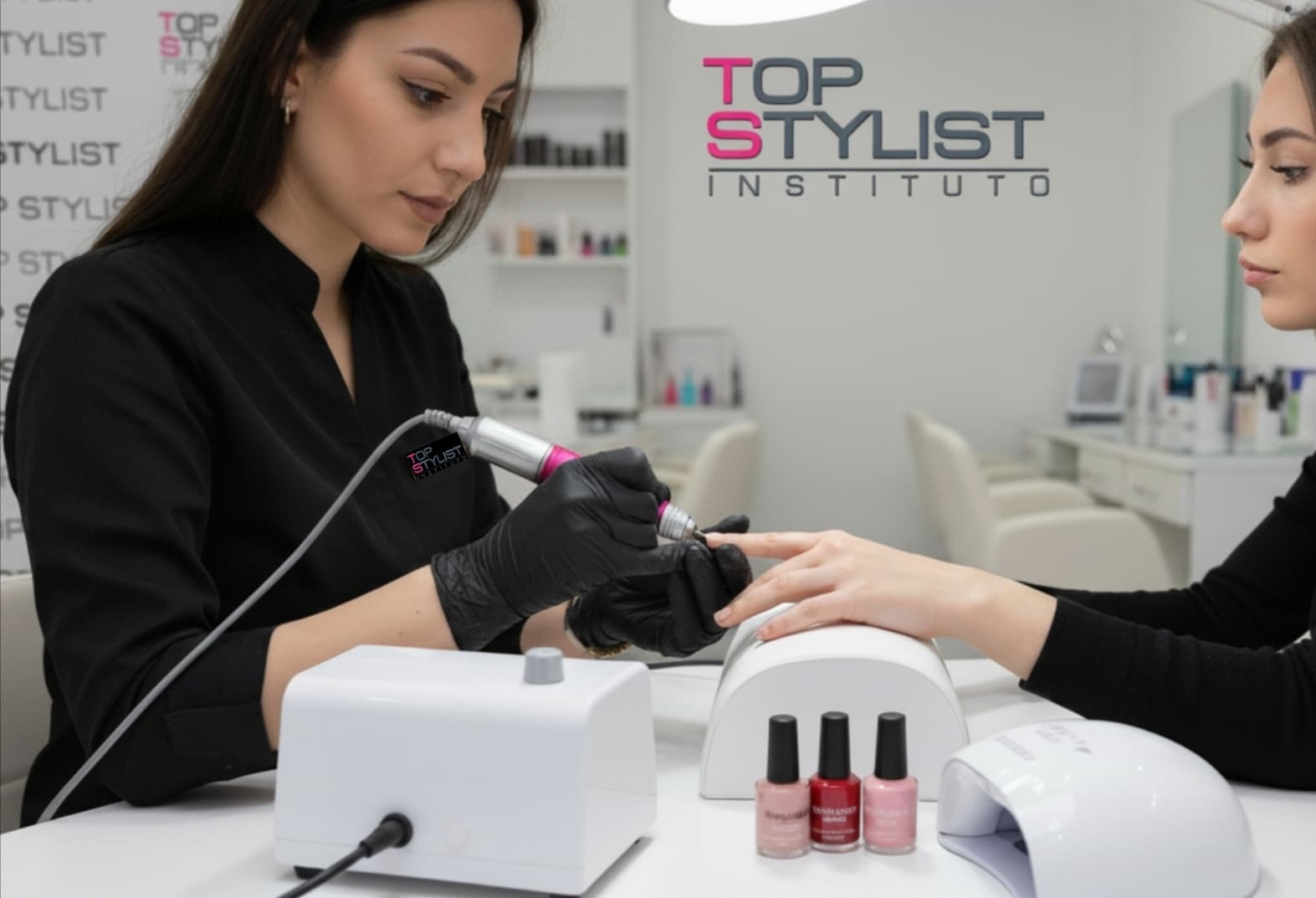 Manicura y diseño de uñas Top Stylist
